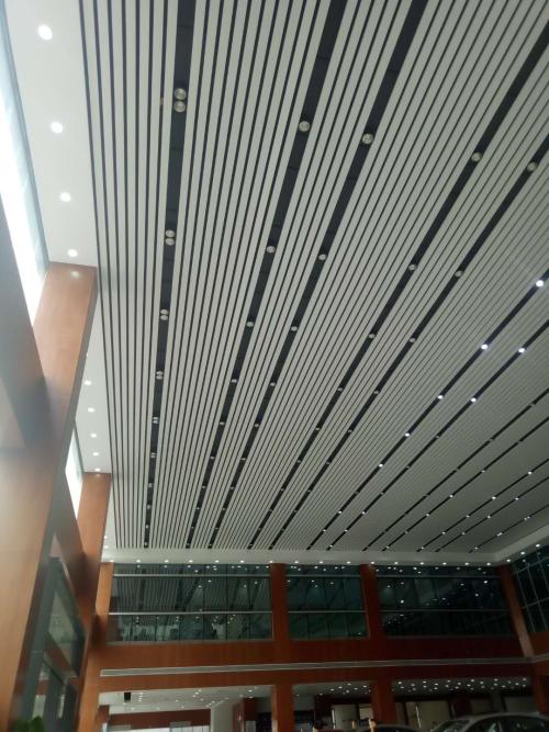 裝飾材料鋁扣板-鋁單板廠家|地鐵里常見到的裝飾材料