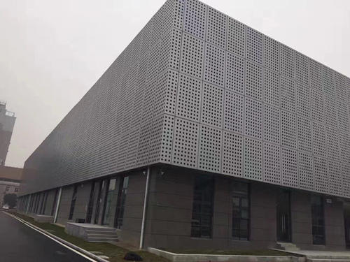 鋁扣板建筑-工程鋁扣板批發(fā)廠家講講加油站鋁條扣的優(yōu)點有哪些